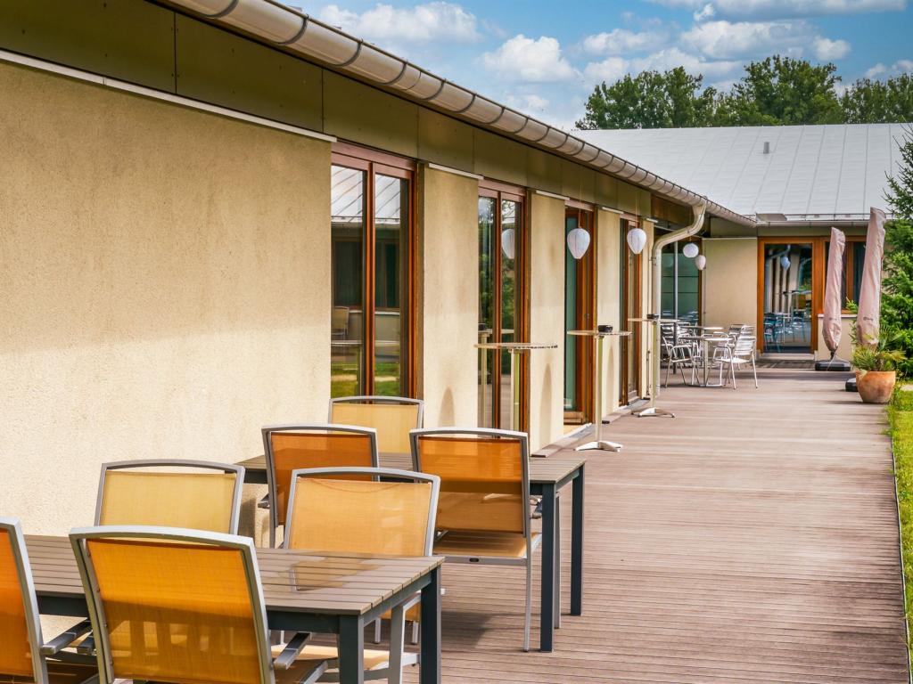 Das Bild zeigt einen Außensitzbereich beim Seminargebäude.