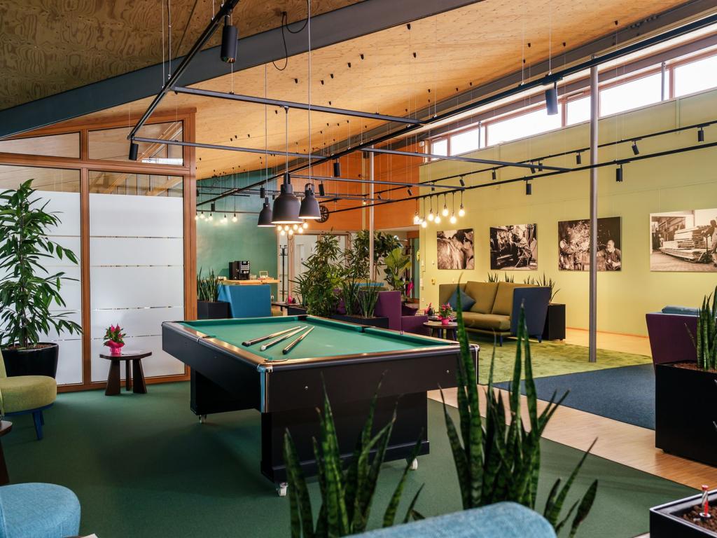 Man sieht einen Billiardtisch im Gebäude
