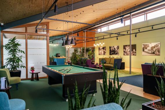 Man sieht einen Billiardtisch im Gebäude