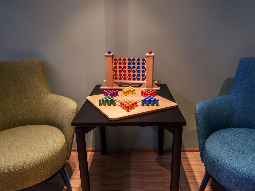 Das Bild zeigt einen Tisch mit einem Mensch-Ärgere-Dich-Nicht-Spiel.