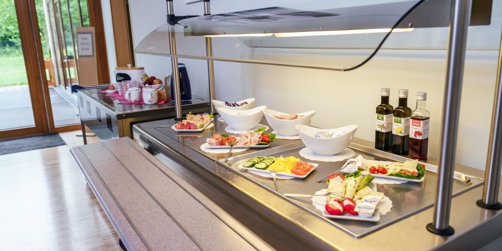 Man sieht einen Wagen des Frühstücksbuffets mit verschiedensten frischen Lebensmitteln.