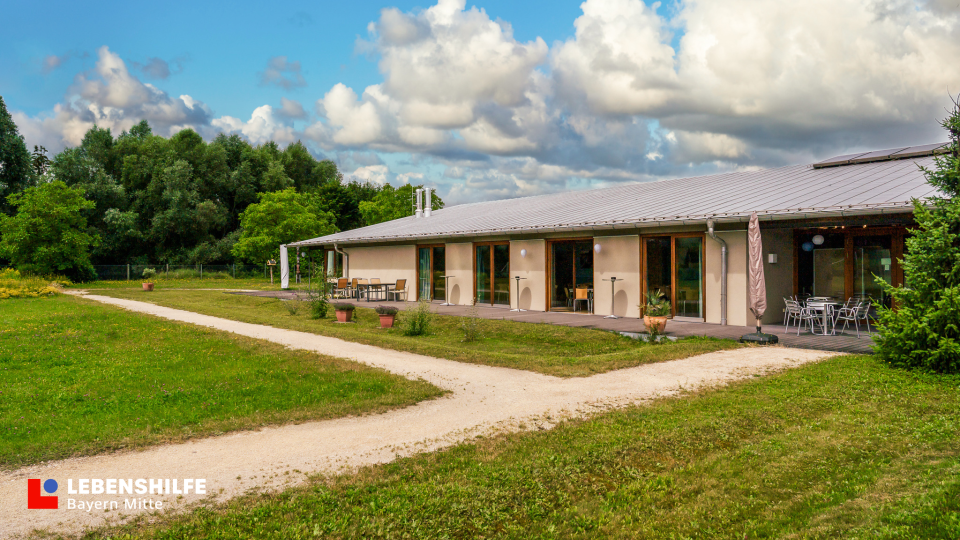 Außenansicht der Tagungs und Eventlocation mit Lebenshilfe-Logo unten links.